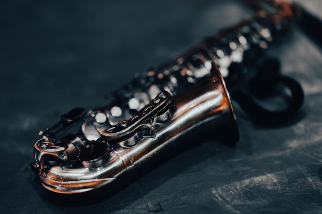Nahaufnahme eines glänzenden Saxofons auf dunkler Oberfläche